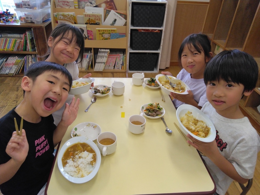 給食の様子４