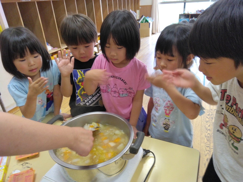 鍋の中身を見ている様子３