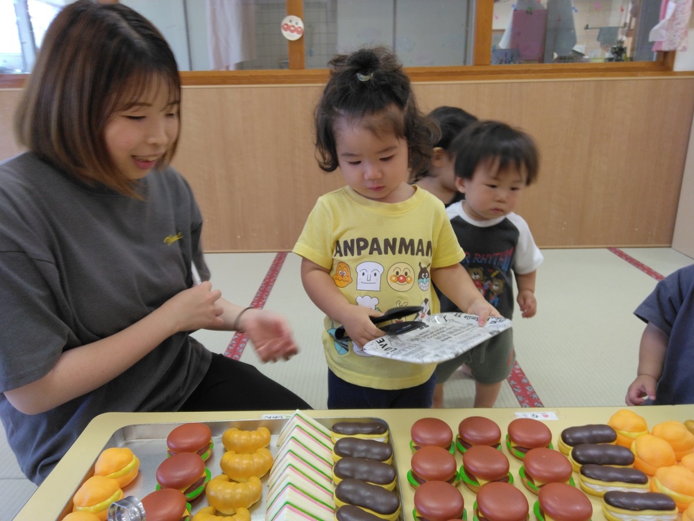 パン屋さんごっこをする様子⑴