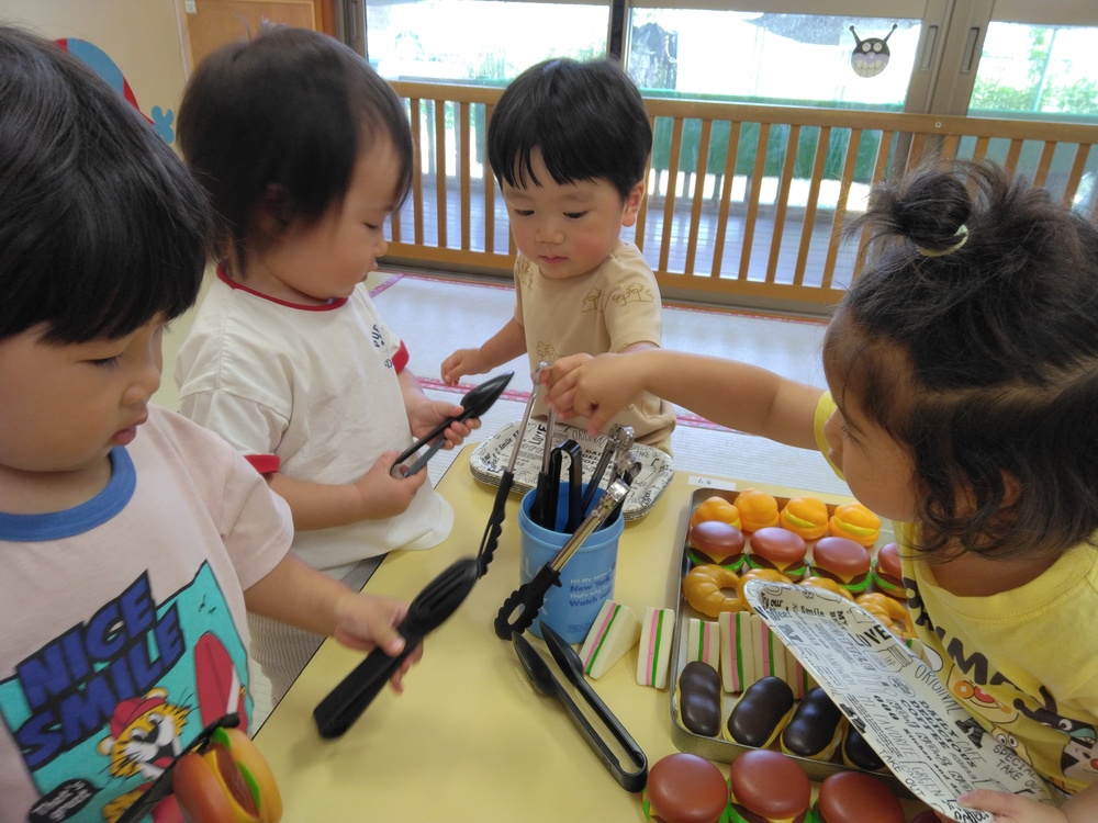 パン屋さんごっこをする様子⑵