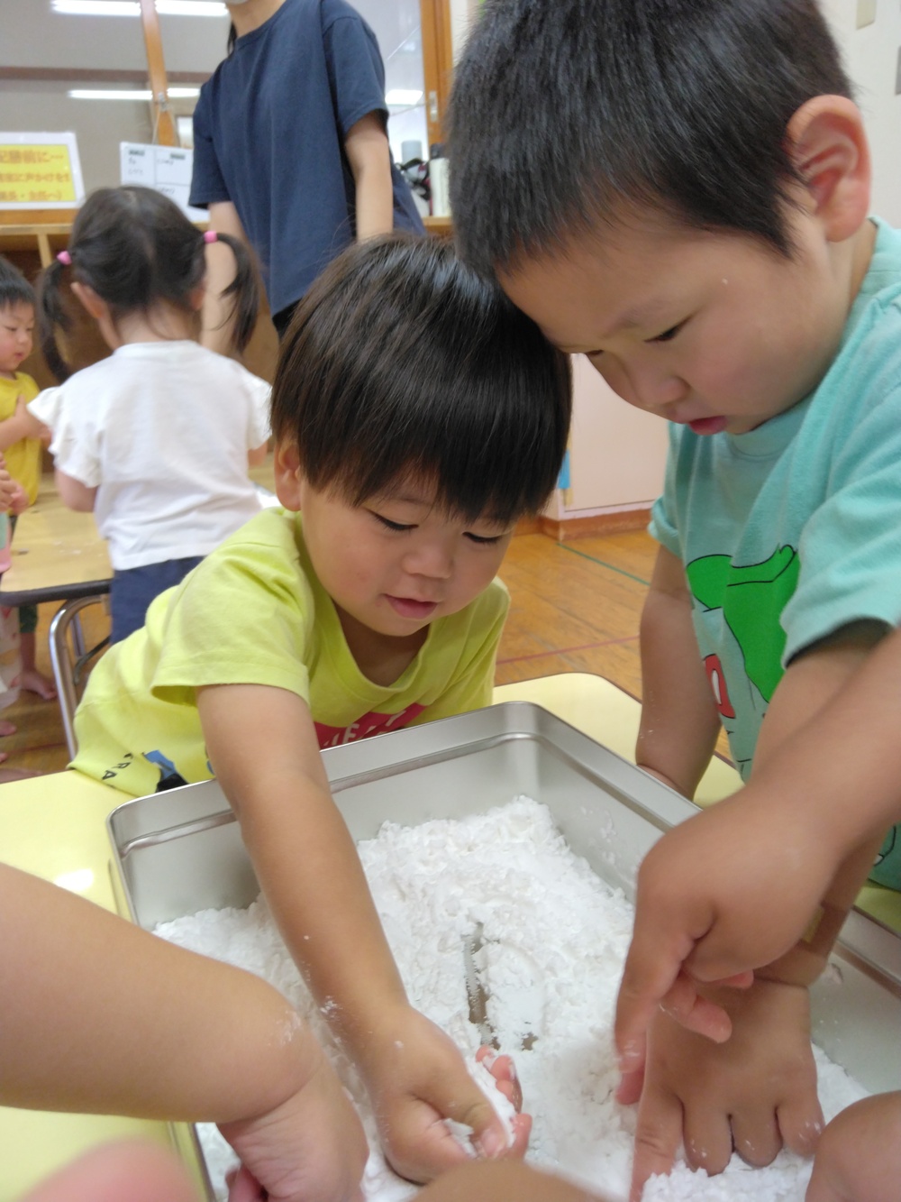 片栗粉を触っている