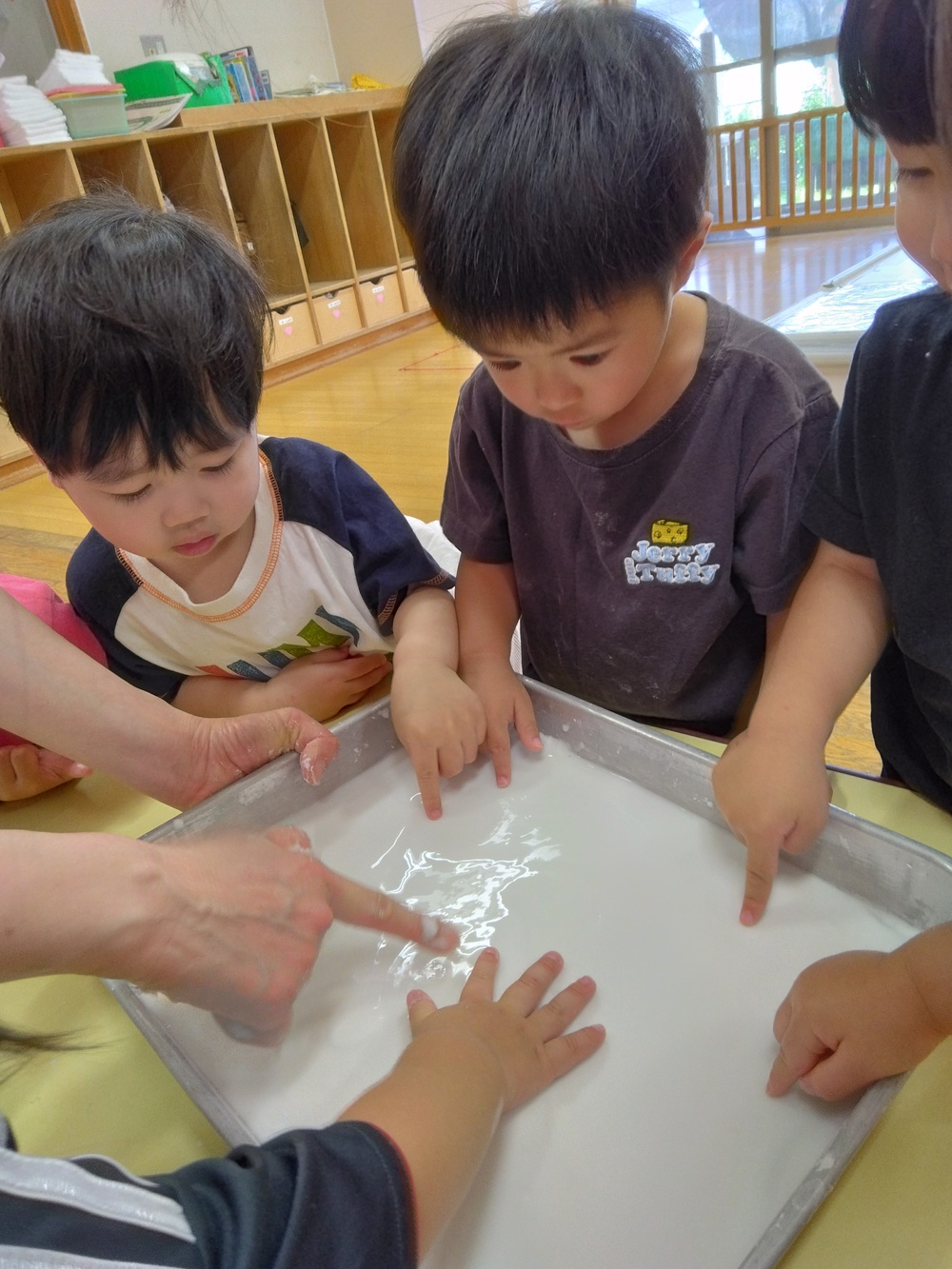 片栗粉を触っている
