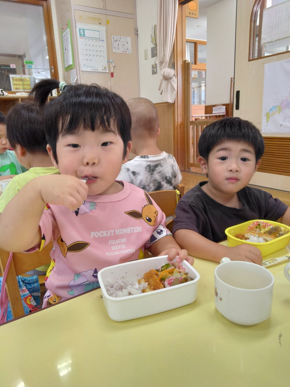 お弁当を食べている
