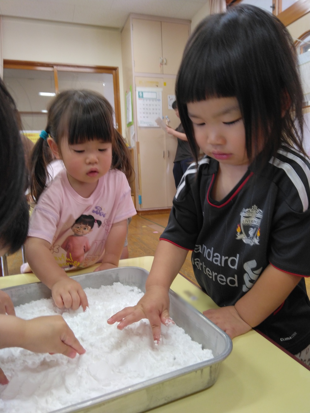 片栗粉を触っている。