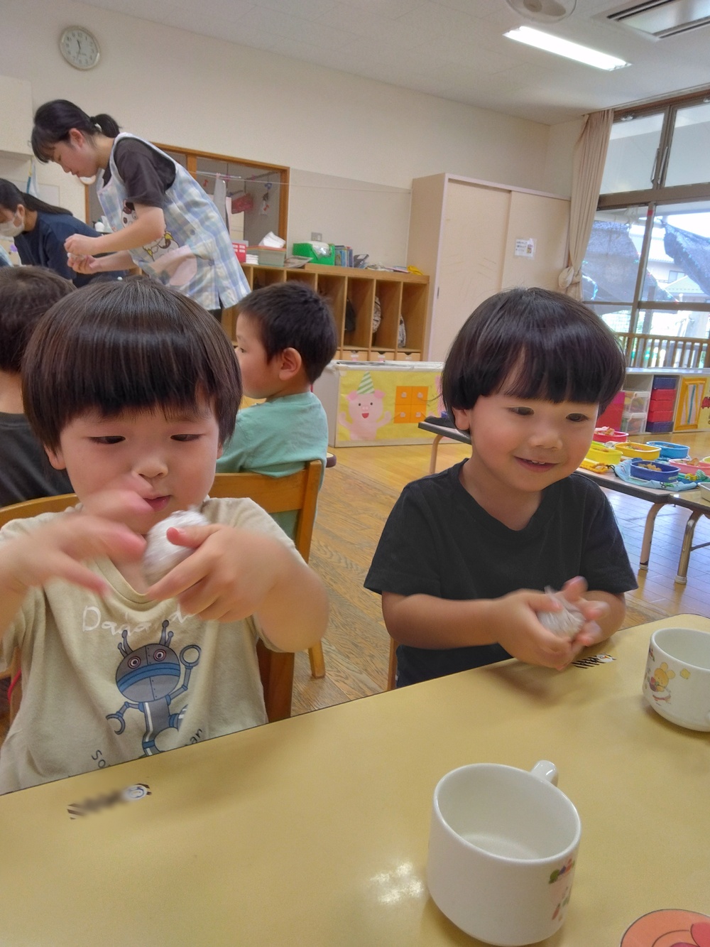 おにぎりを握っている。