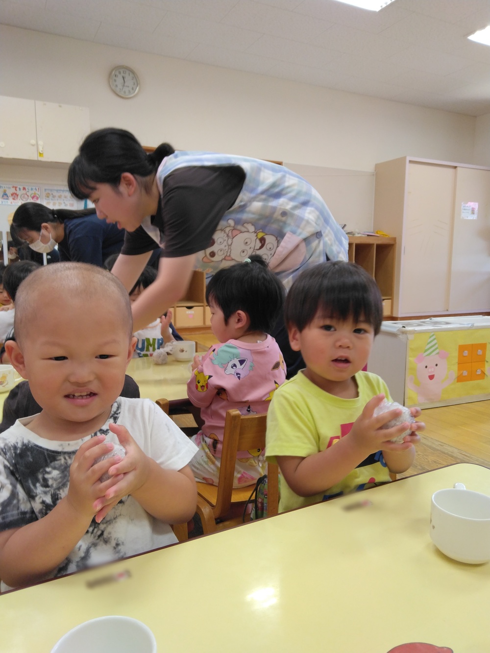 おにぎりを握っている。