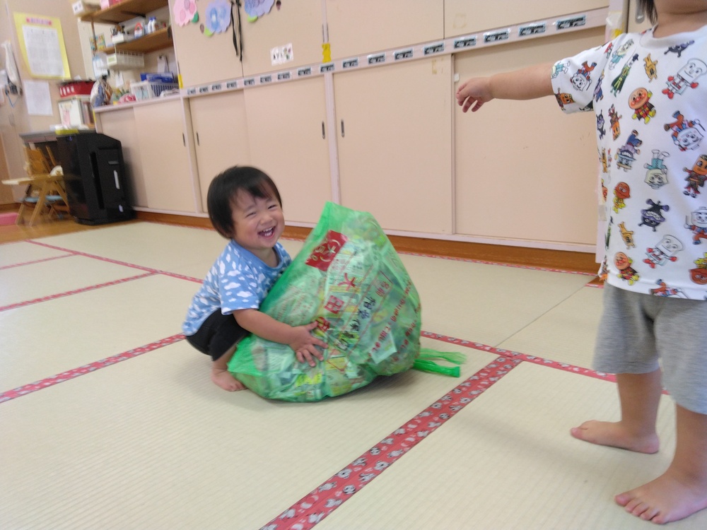 広告紙遊びの様子 (2)