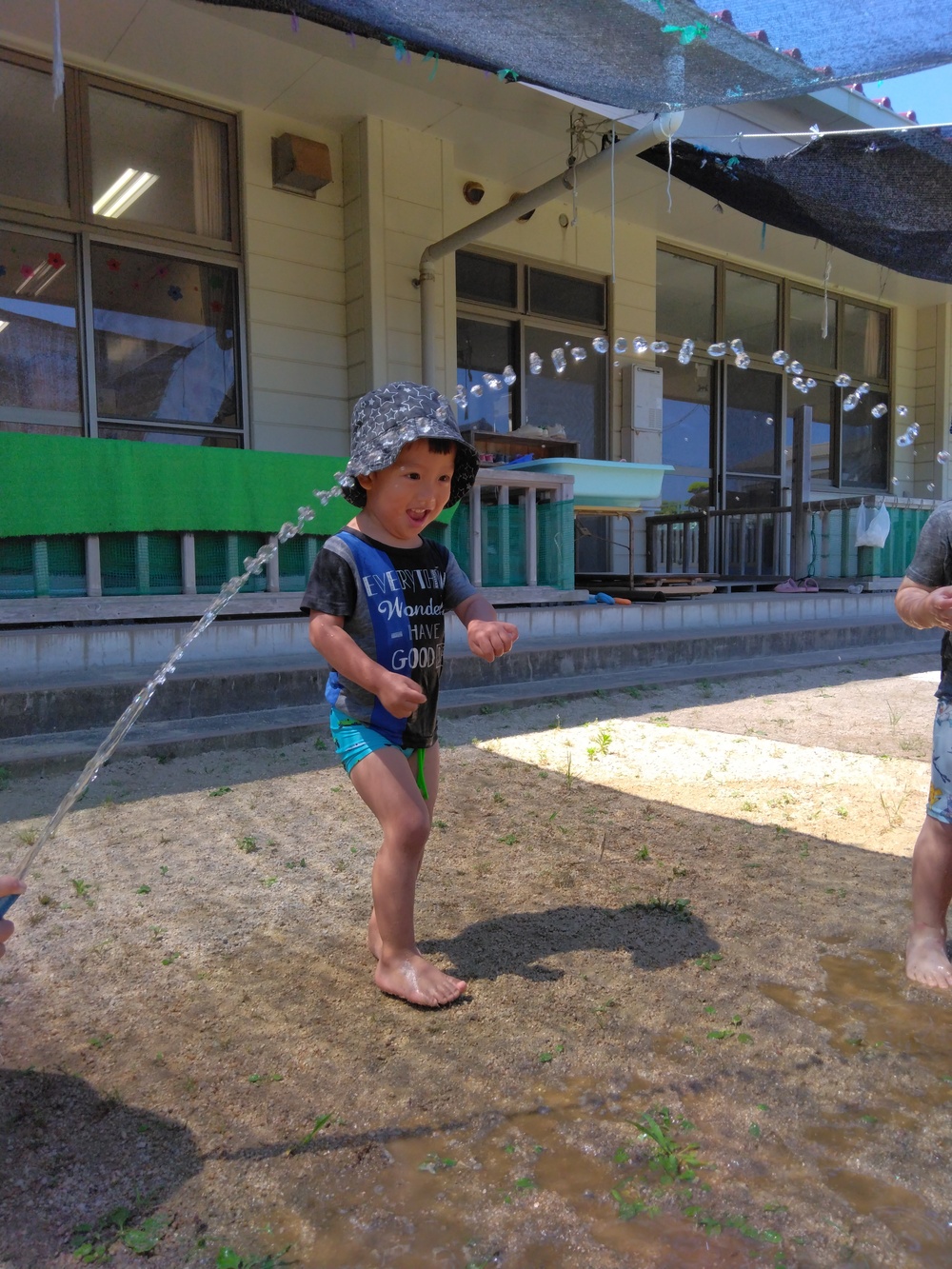 水のトンネルをくぐっている