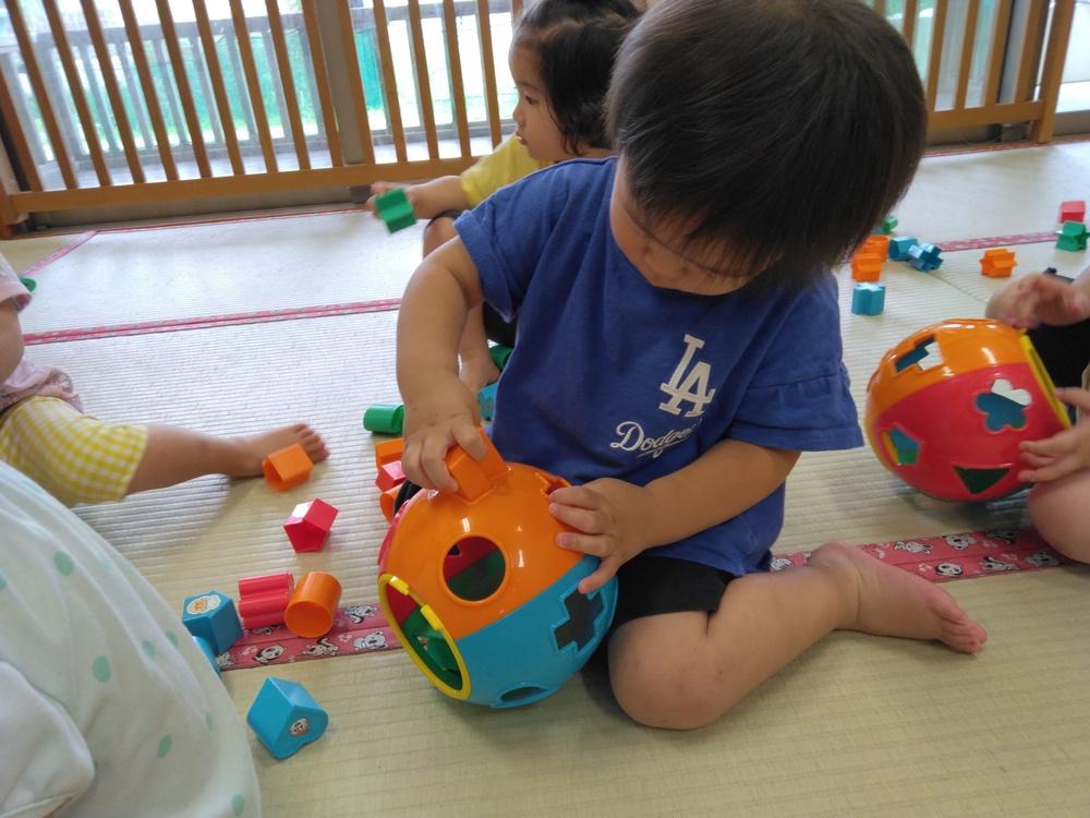 型はめブロックで遊んでいる様子 (1)