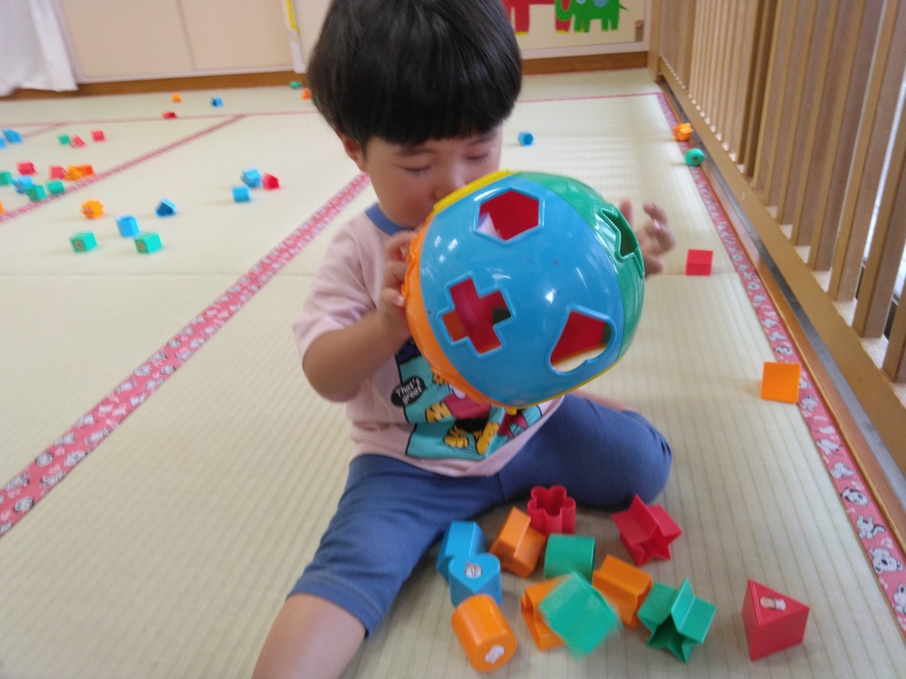 型はめブロックで遊んでいる様子 (3)
