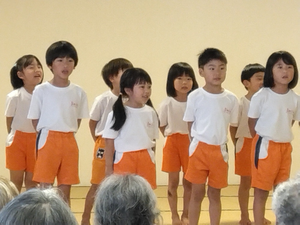 歌を歌っている様子1