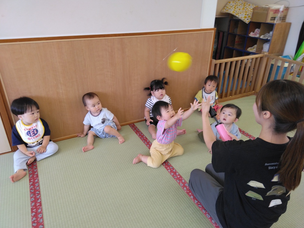 風船遊びの様子⑴