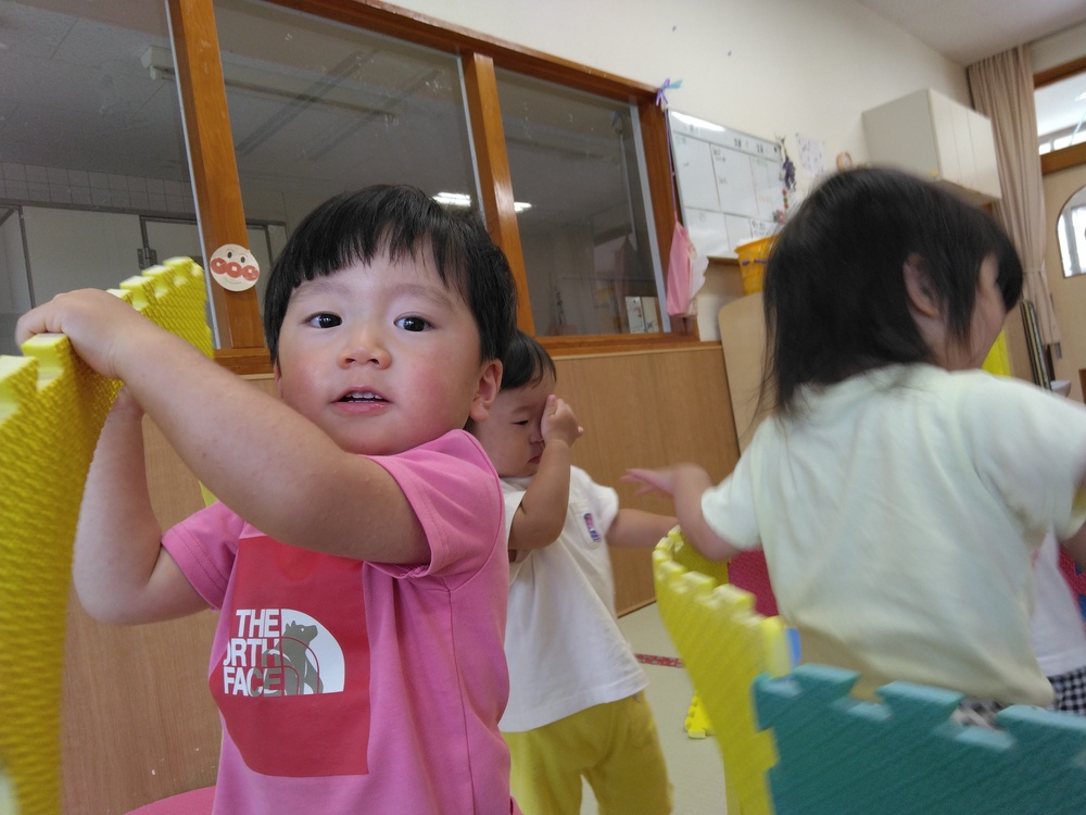 プラポイントで遊ぶ子ども (1)