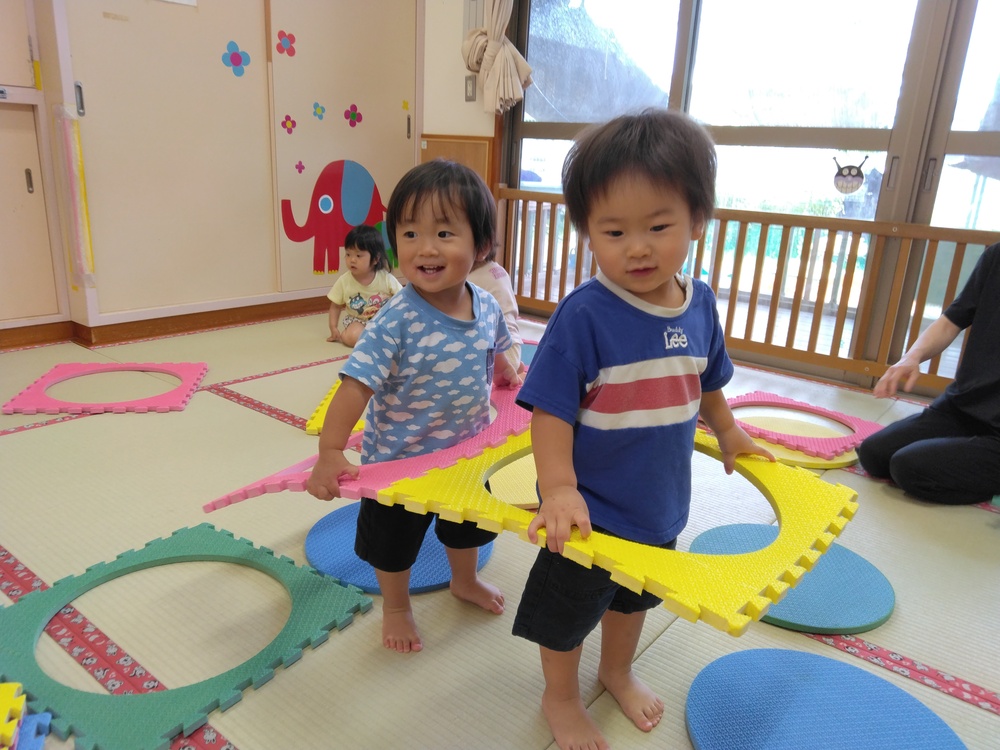 プラポイントで遊ぶ子ども (2)