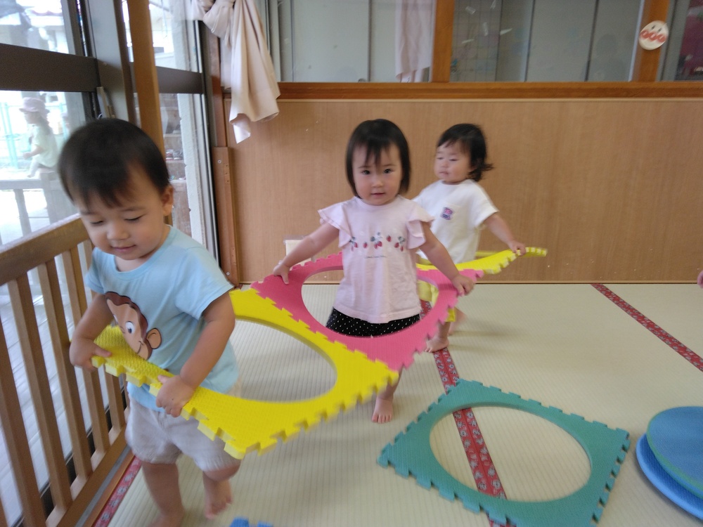 プラポイントで遊ぶ子ども (3)