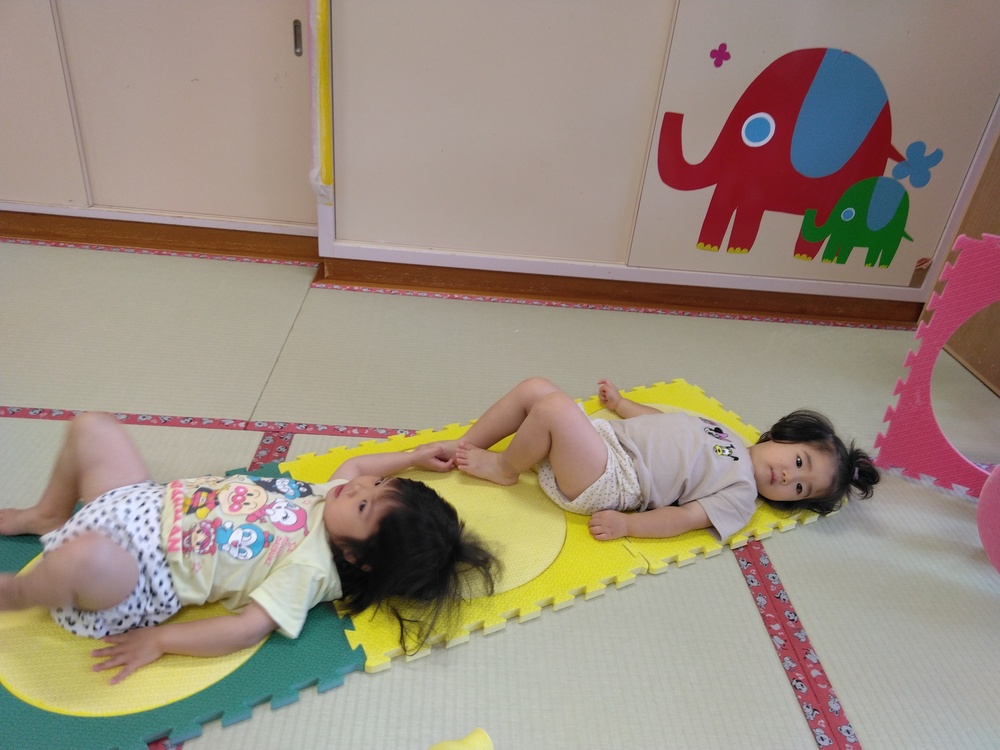 プラポイントで遊ぶ子ども (4)