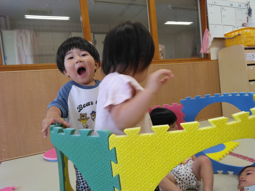 プラポイントで遊ぶ子ども (5)