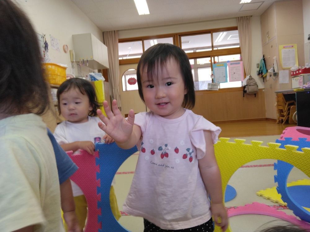 プラポイントで遊ぶ子ども (6)