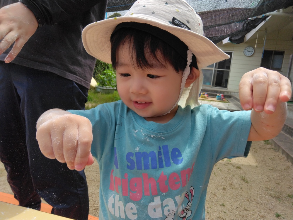 片栗粉粘土で遊んでいる