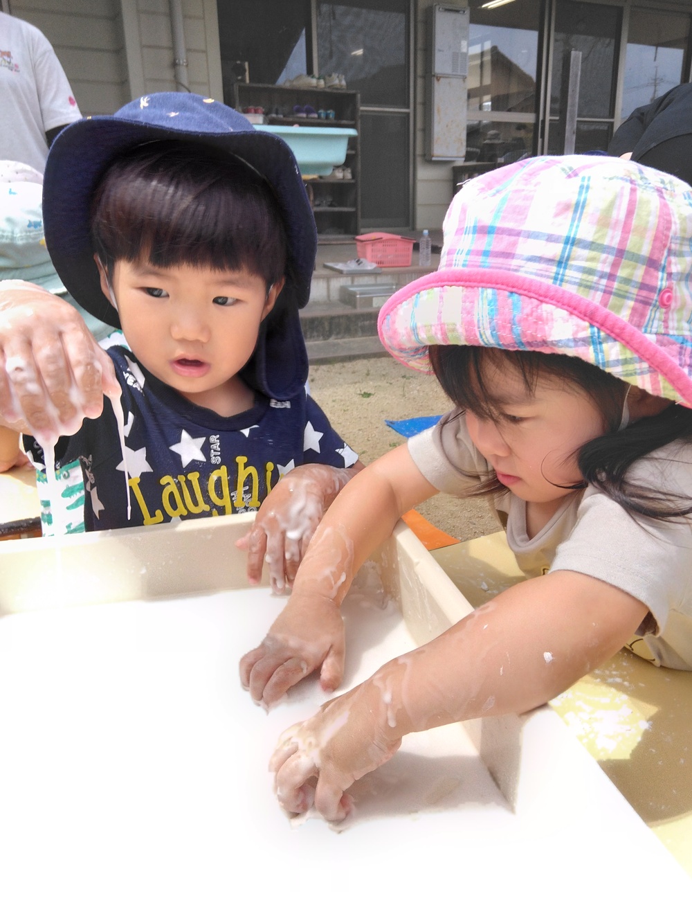 片栗粉粘土で遊んでいる
