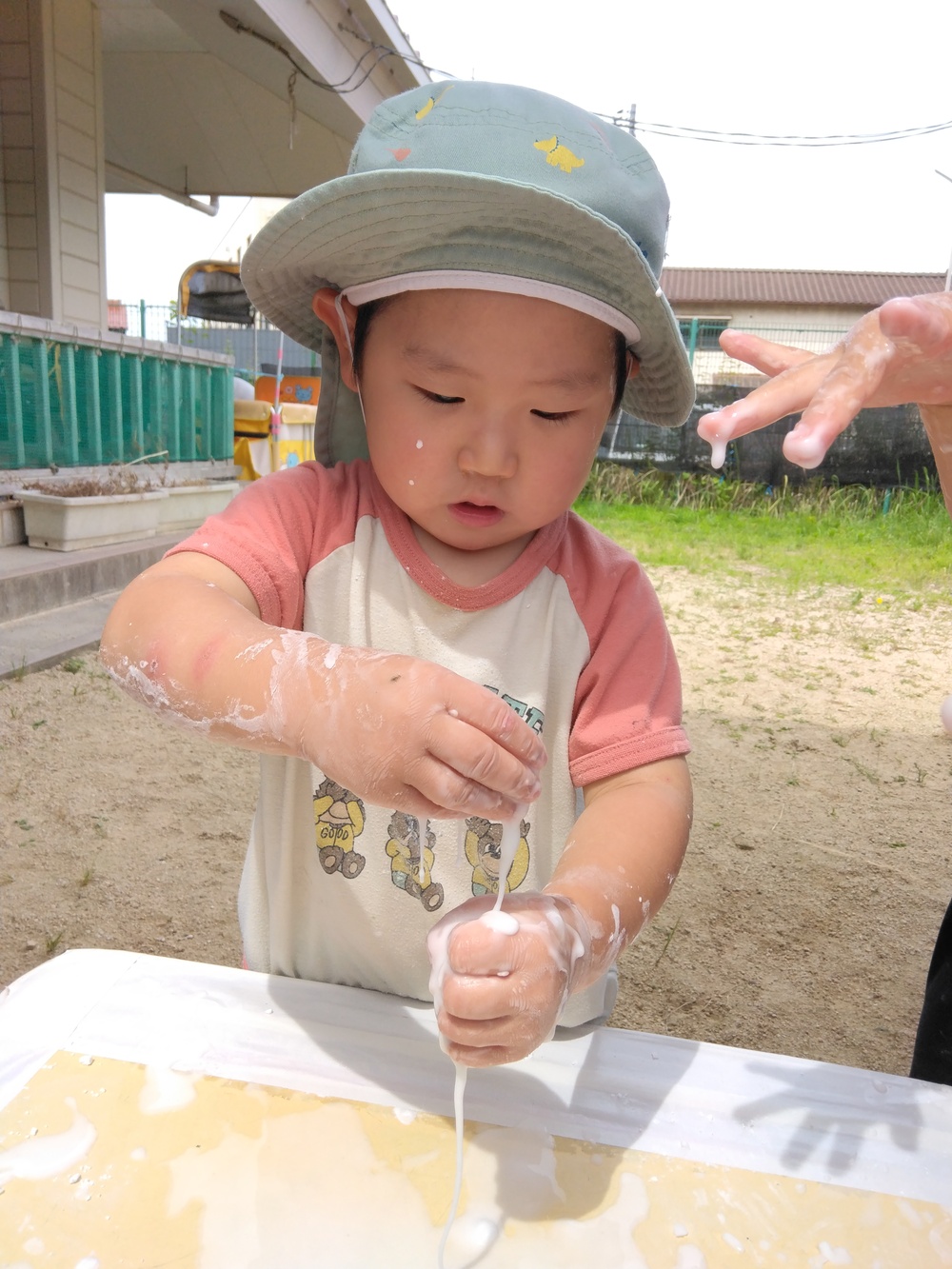 片栗粉粘土で遊んでいる