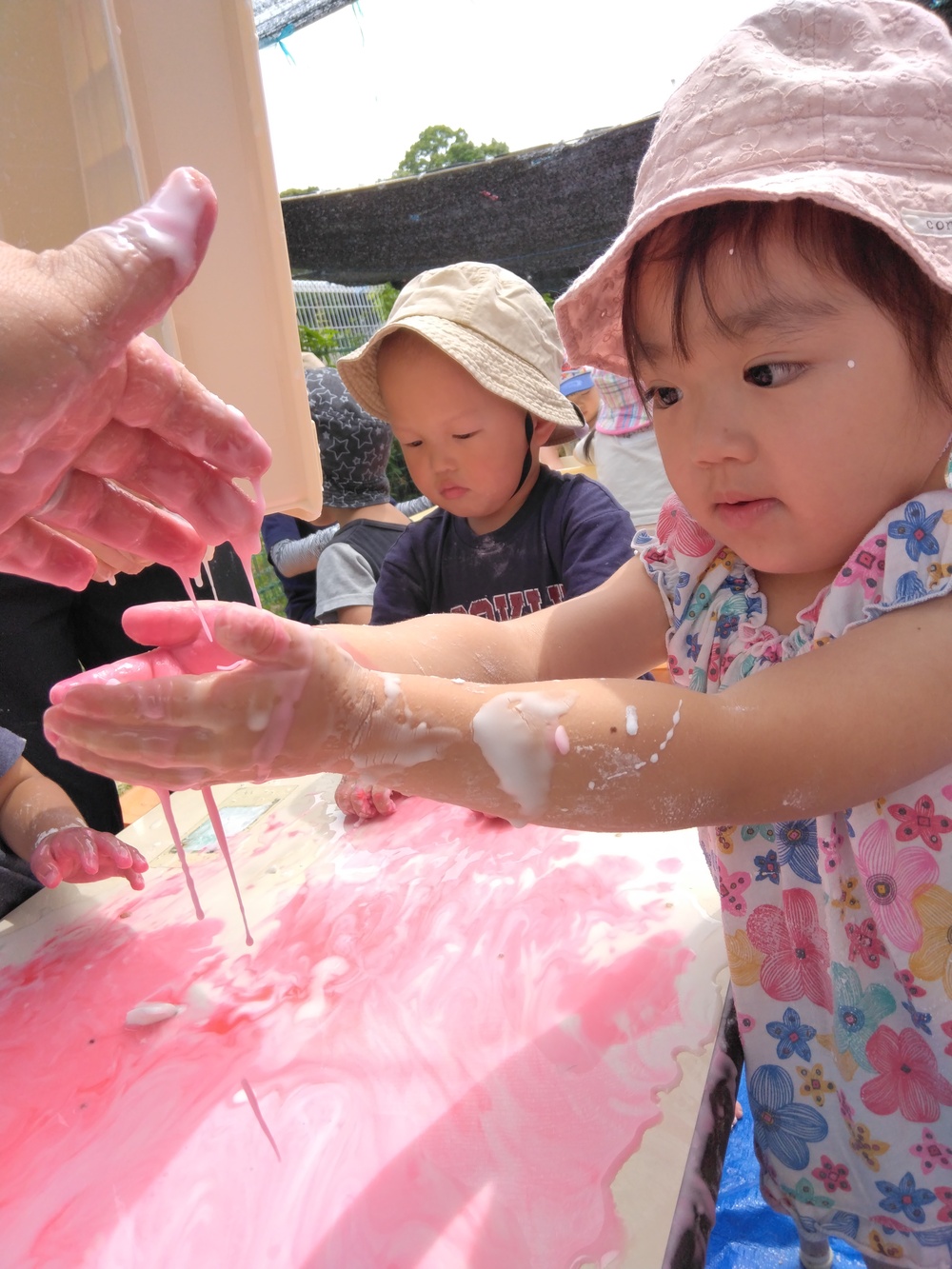 片栗粉粘土で遊んでいる