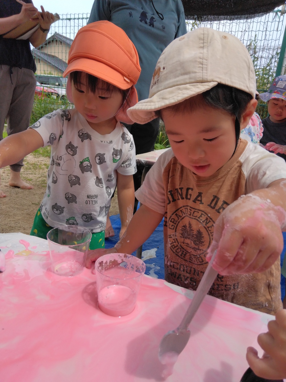 片栗粉粘土で遊んでいる
