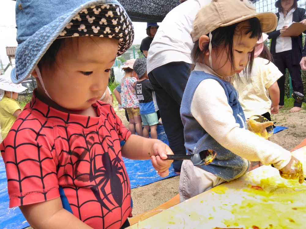 片栗粉粘土で遊んでいる