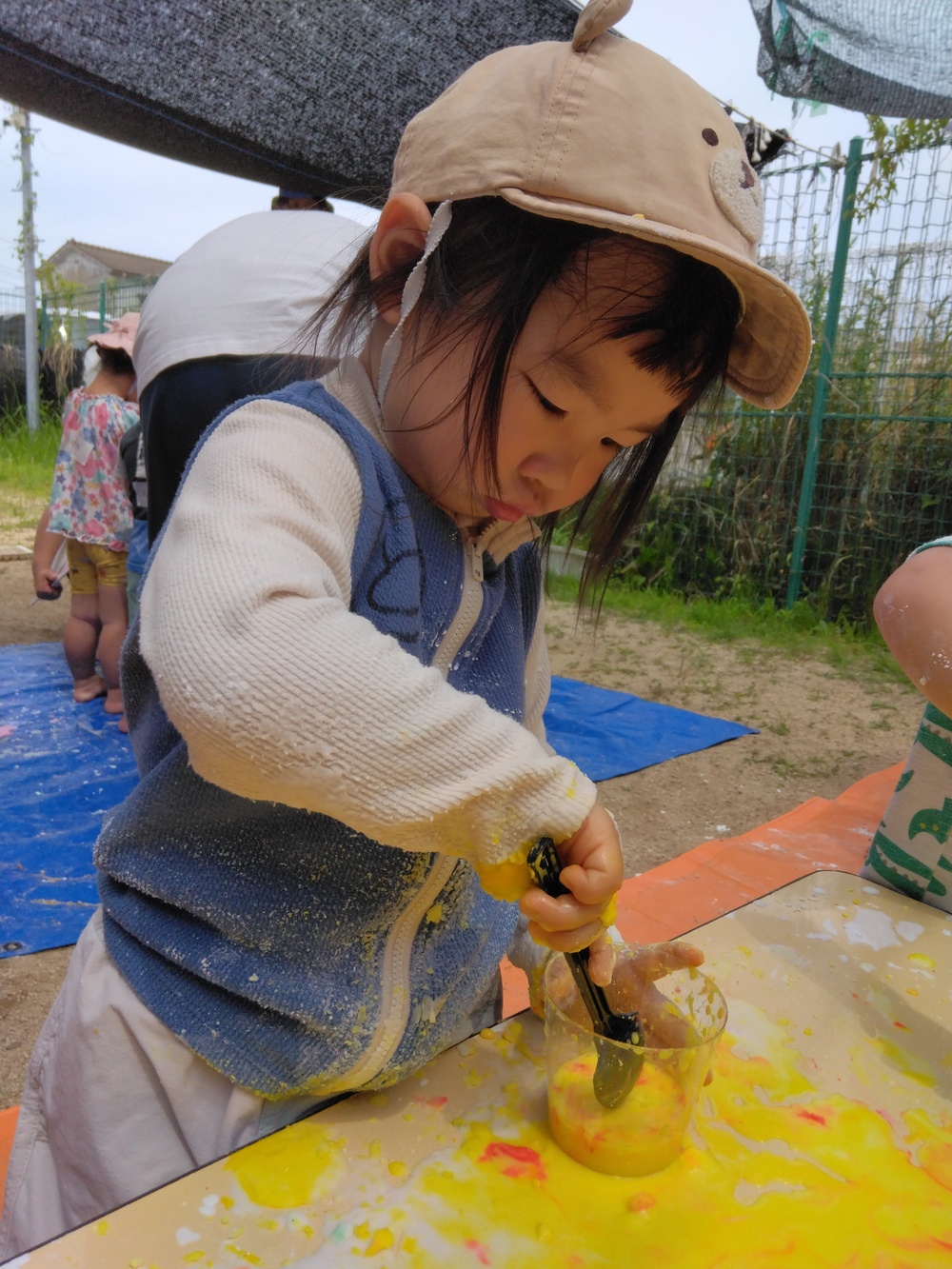 片栗粉粘土で遊んでいる