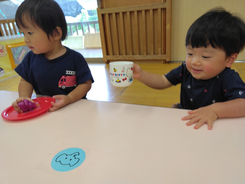 おままごとをする子ども (1)