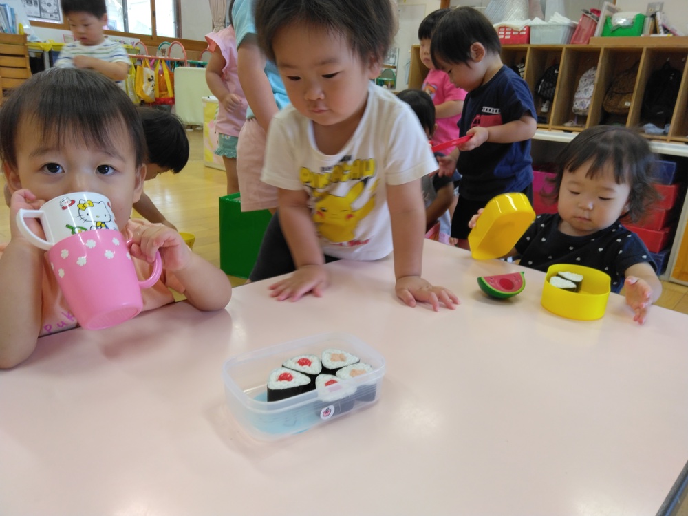 おままごとをする子ども (2)