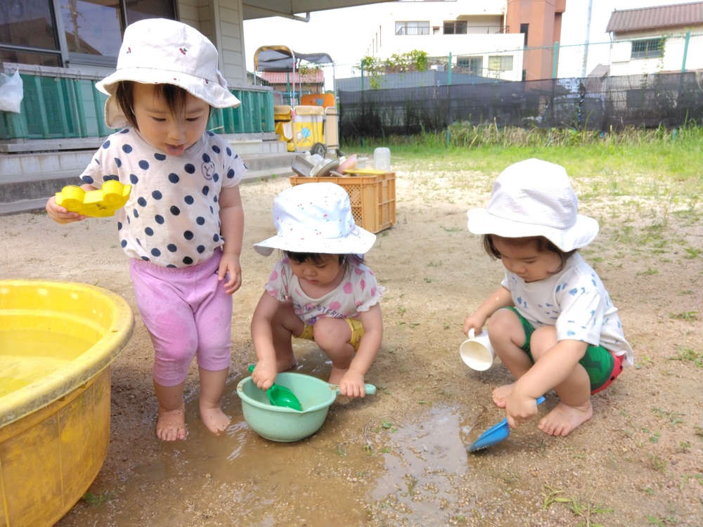 園庭で遊ぶ子ども (1)