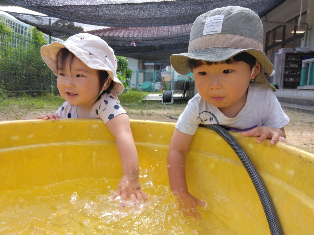 園庭で遊ぶ子ども (3)