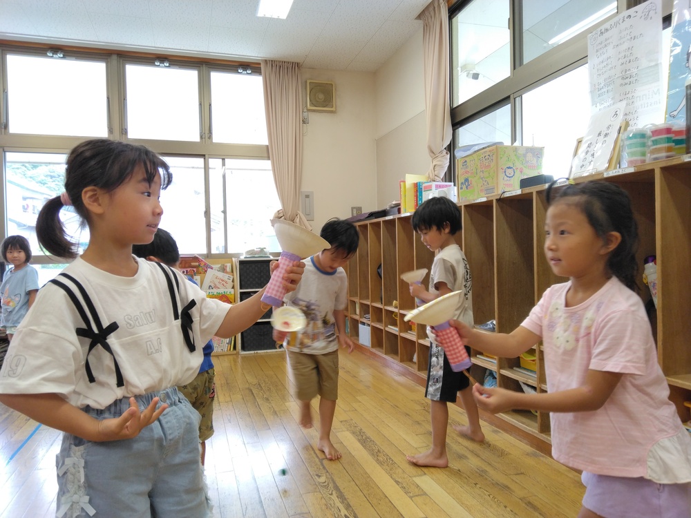 手作り玩具で遊ぶ様子1