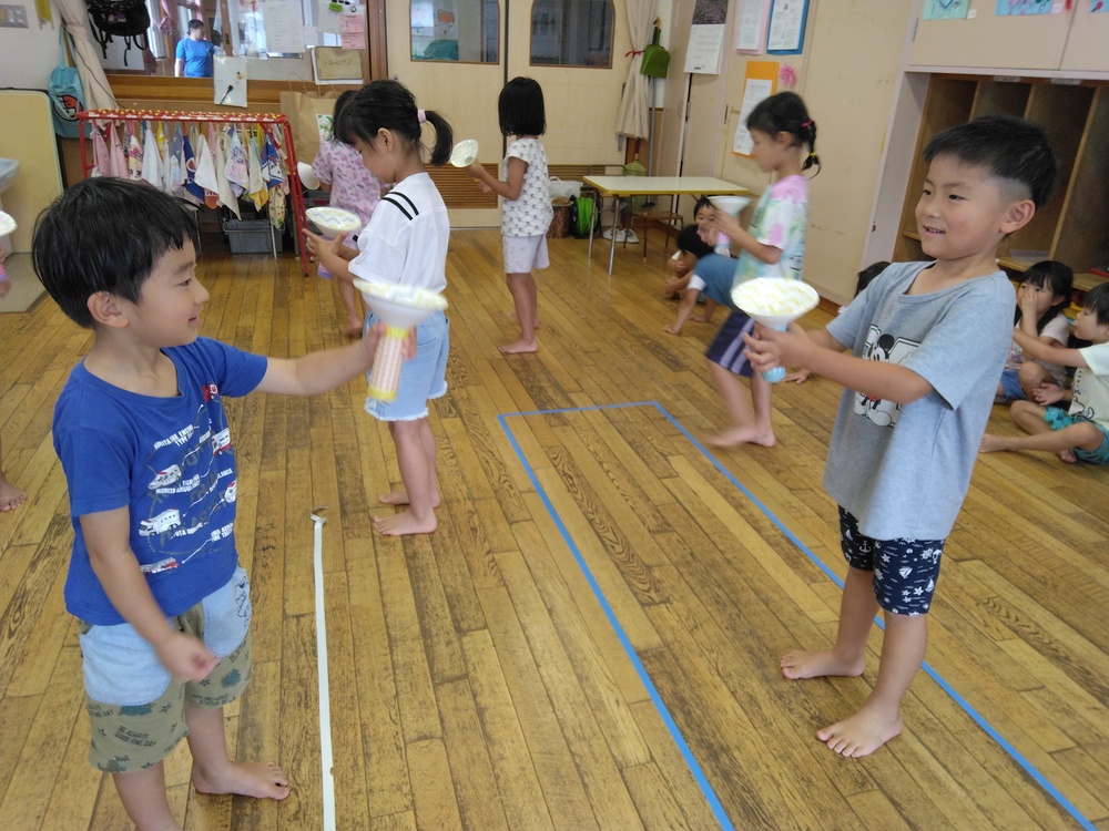 手作り玩具で遊ぶ様子2