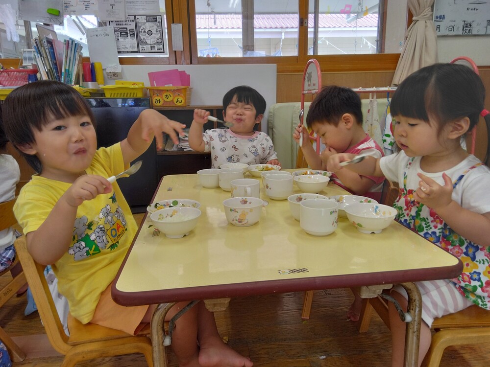 食べている