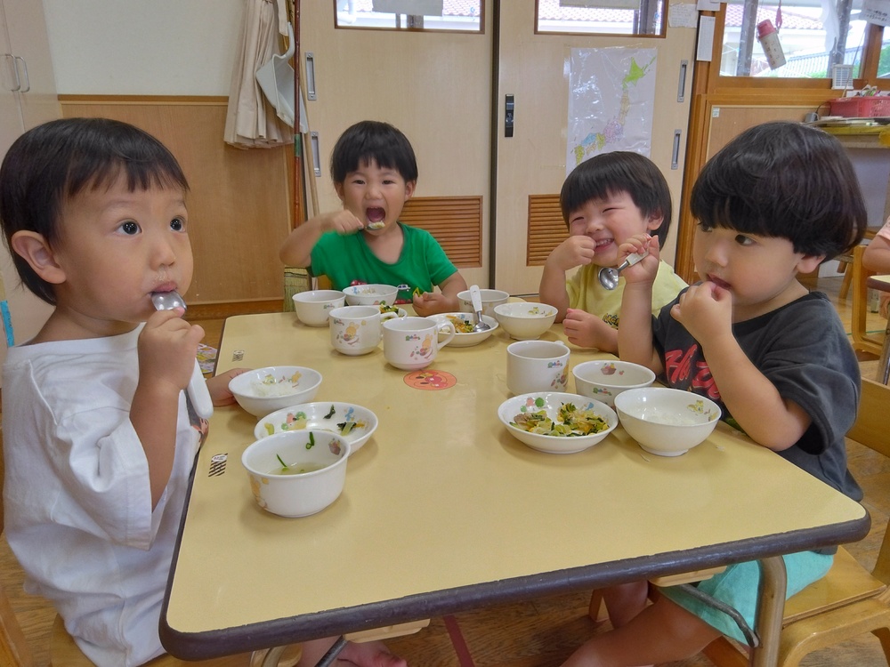 食べている