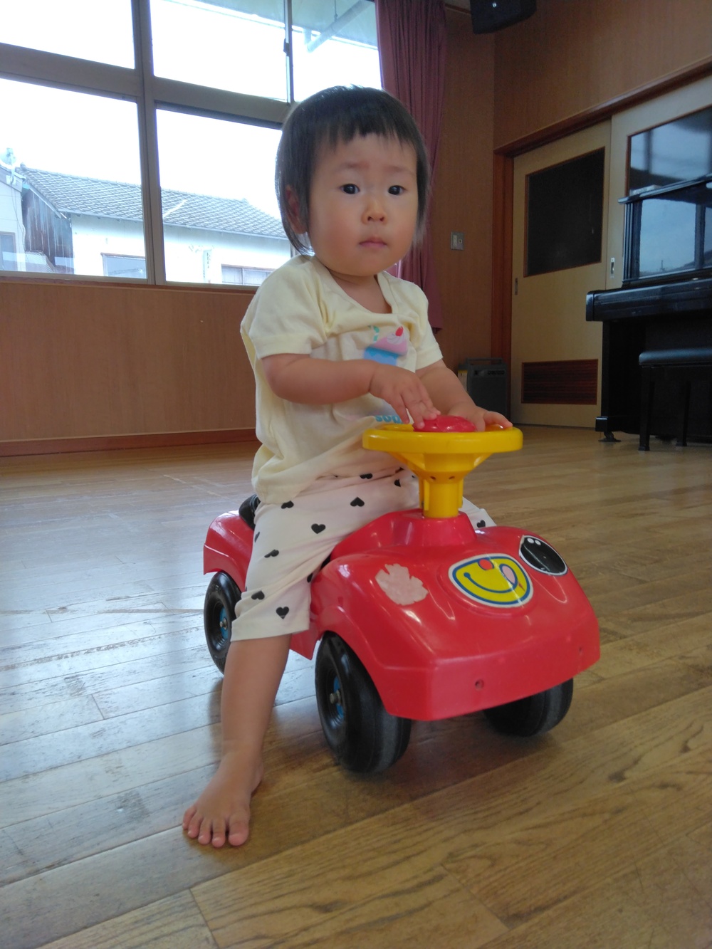コンビカーに乗って遊ぶ子ども (1)