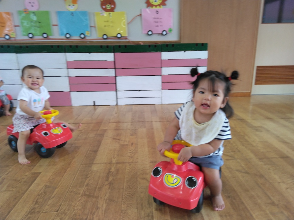 コンビカーに乗って遊ぶ子ども (3)