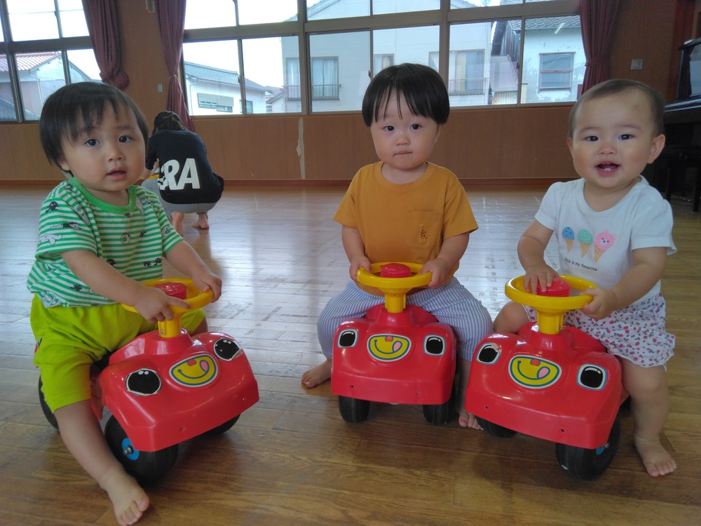 コンビカーに乗って遊ぶ子ども (4)