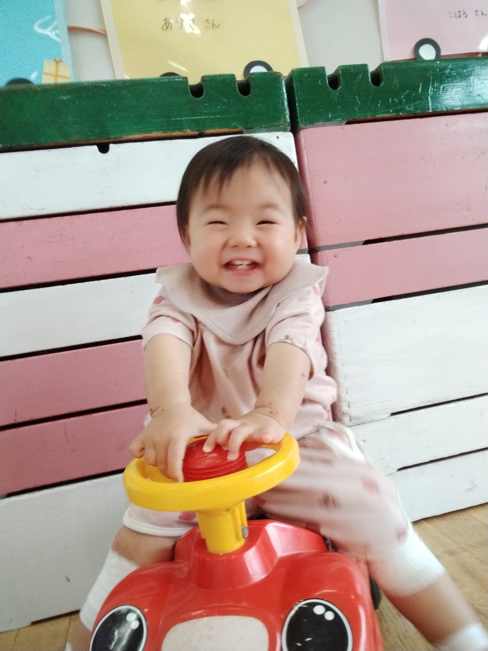 コンビカーに乗って遊ぶ子ども (6)