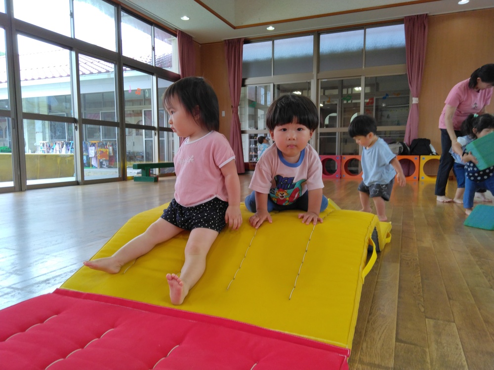 遊戯室で遊んでいる様子 (2)