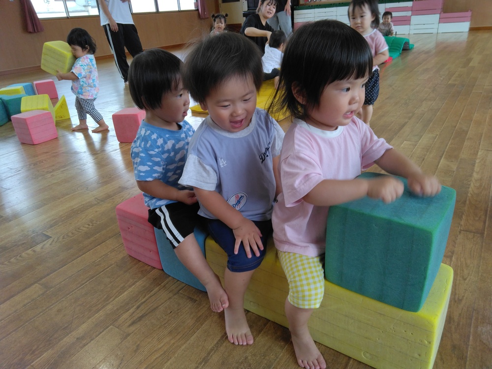 遊戯室で遊んでいる様子 (5)