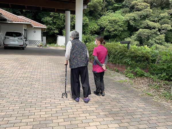 屋外歩行中