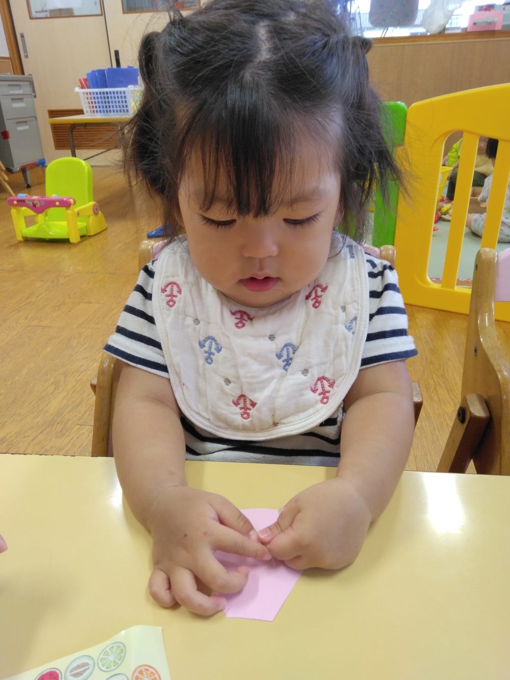 シール貼りをする様子⑴
