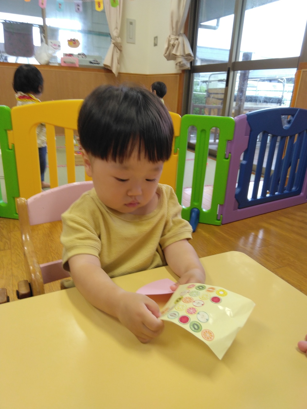 シール貼りをする様子⑶