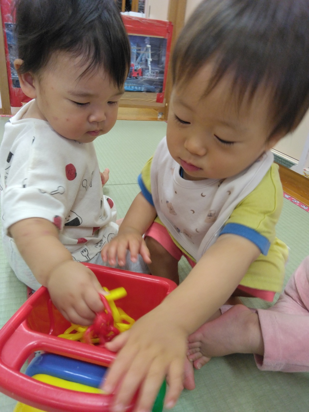 鎖のおもちゃで遊ぶ子ども (3)