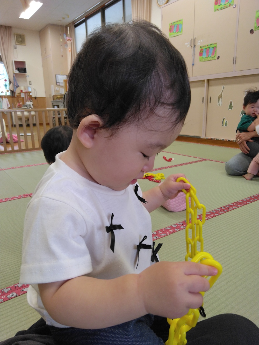 鎖のおもちゃで遊ぶ子ども (4)