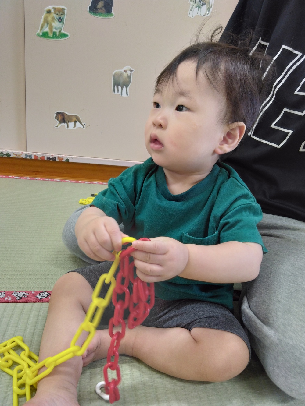 鎖のおもちゃで遊ぶ子ども (5)