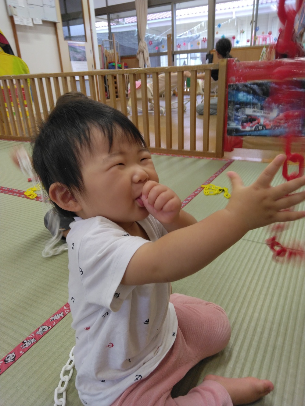 鎖のおもちゃで遊ぶ子ども